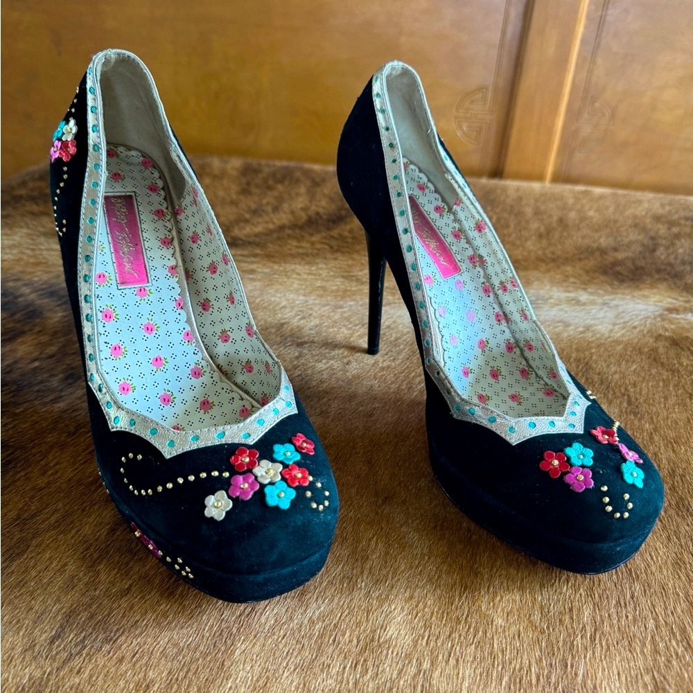 Betsy Johnson Stiletto’s, Black Suede, Floral & Gold Studs, Pink Bottoms  Sz 8.5